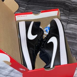 NIKE Court Borough Low 2